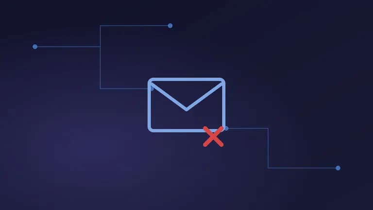 Illustration abstraite : enveloppe email signalée sur motif de circuits